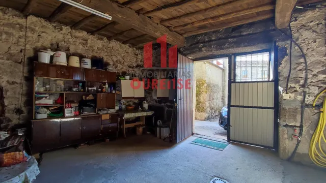 CASA DE PIEDRA CON PATIO Y TERRAZA CON BUENAS VISTAS EN LA ZONA DE CASTRELO. — 31