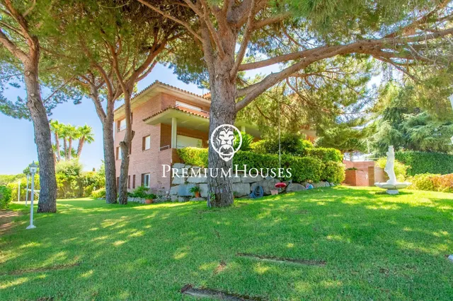 Exclusiva casa con jardín, piscina y espectaculares vistas al mar en Sant Andreu de Llavaneres — 48
