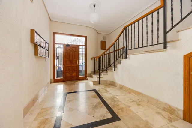 Amplio apartamento de 4 dormitorios en el corazón de Torrevieja — 37