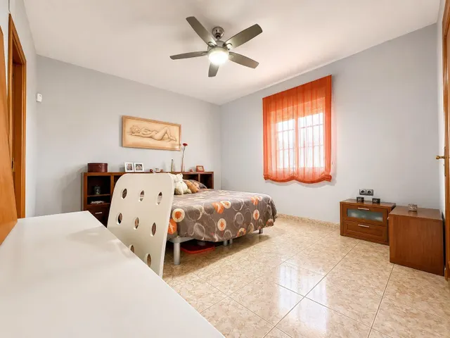 CASA INDEPENDIENTE CON 966 M/2 DE PARCELA EN NUEVO HIGUERON . — 8
