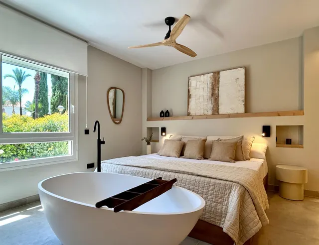 Espectacular vivienda reformada con jardín privado en Palm Beach, Marbella — 38
