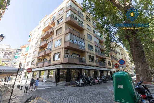 Piso en esquina con terraza y vistas a Plaza Mariana Pineda, Granada — 45