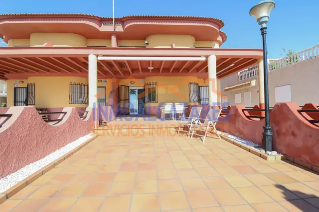 ESPECTACULAR DUPLEX DE  3 DORMITORIOS Y 2 BAÑOS, EN PRIMERA LÍNEA DE PLAYA CON VISTAS AL MAR EN LOS NAREJOS, LOS ALCAZARES, MURCIA. — 4