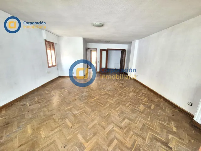 Piso con cuatro dormitorios y garaje en Avenida Juan Carlos  - foto 3