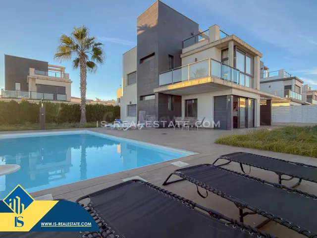 Elegante Villa con 500 metros de parcela en Lomas de Cabo Ro