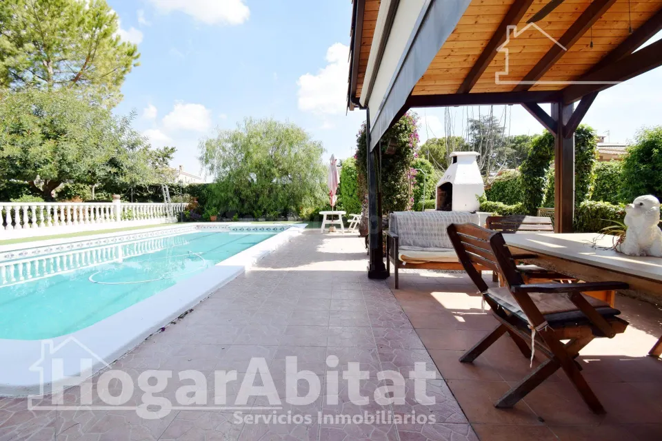 CHALET SEMINUEVO CON PISCINA, GARAJE, JARDIN Y TERRAZA