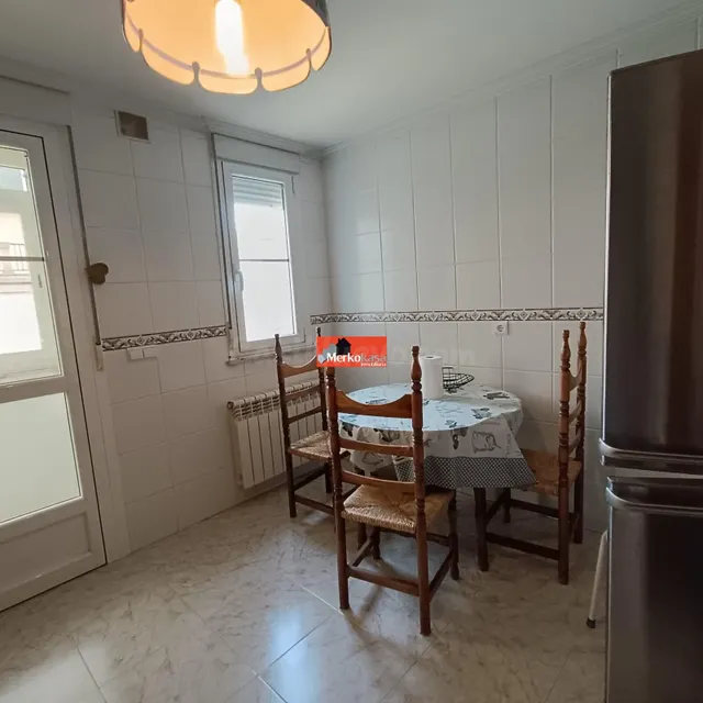 SE ALQUILA VIVIENDA DE CINCO DORMITORIOS EN AVD. DE MADRID!! - foto 2