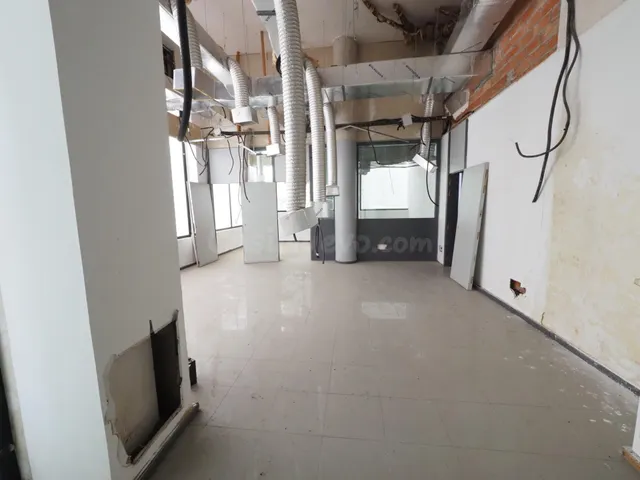 SE VENDE LOCAL COMERCIAL EN TERRASSA, ZONA ESPORTIVA - foto 3