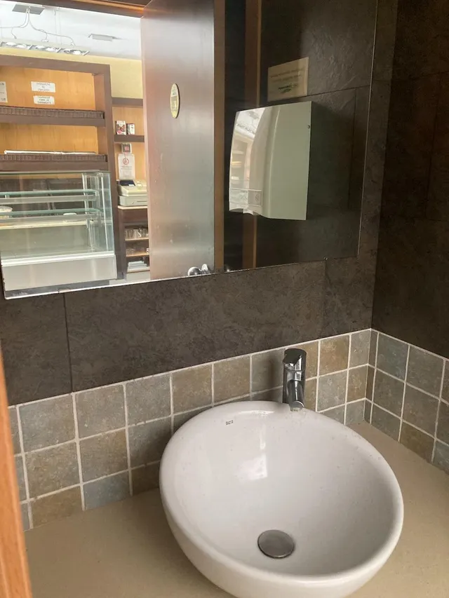 Local montado como cafeteria en buena zona. — 16