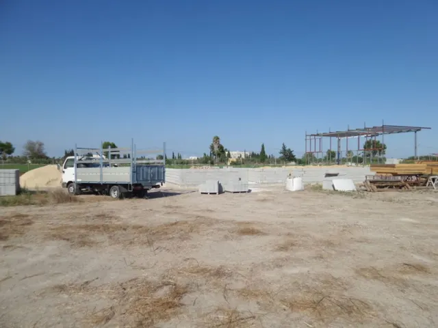 Parcela urbanizable con proyecto de chalet con piscina en Ca - foto 2