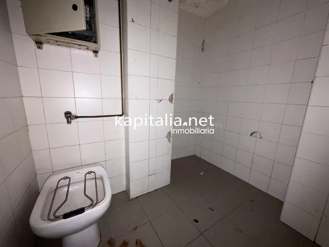 LOCAL EN VENTA EN PLENA AVENIDA DE XÀTIVA - foto 4