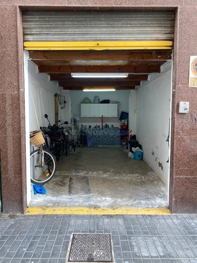 Garaje con altillo y vado en zona Club Naútico de Santa Pola