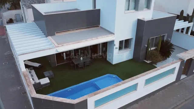 Villa independiente de dos plantas con solárium y piscina privada. — 3