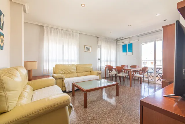 Luminoso piso exterior a esquina de 90 m2 con balcón, garaje y vistas despejadas en avenida de Alicante (vpo) — 10