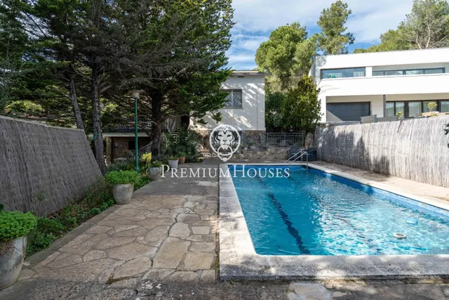 Casa independiente con jardín y piscina en Begues Park