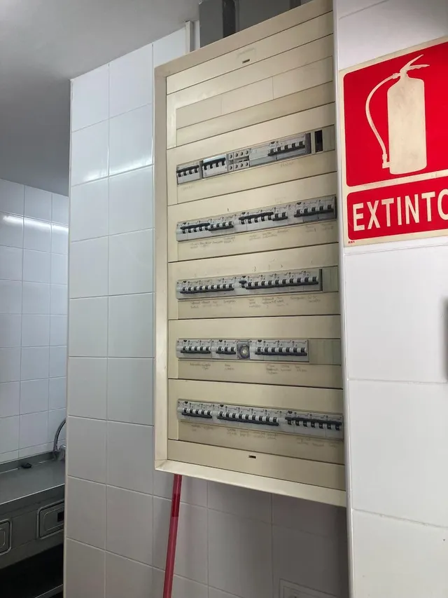 Local montado como cafeteria en buena zona. — 23