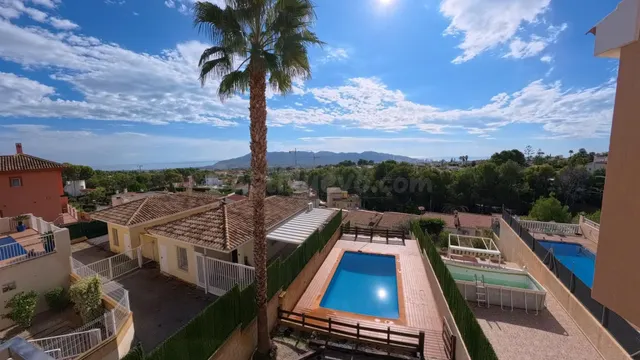 Adosado de esquina con 3 dormitiorios, piscina propia y vist - foto 4