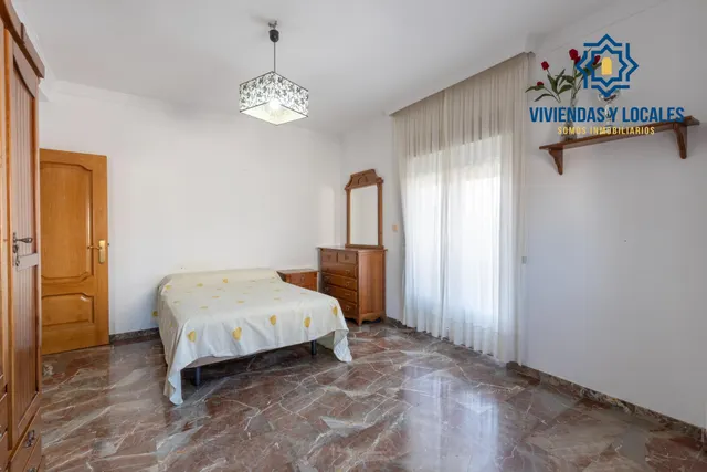 Casa en esquina en venta en Las Gabias — 39