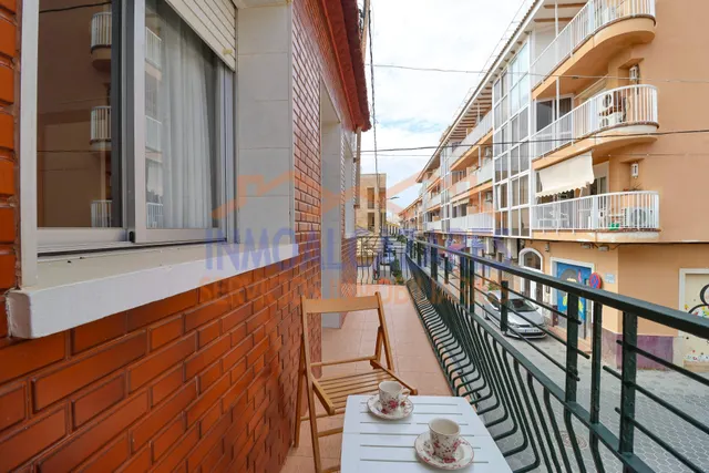 ¡A SOLO 1 MINUTO DE LA PLAYA! CÉNTRICO APARTAMENTO EN PRIMERA PLANTA DE 3 DORMITORIOS Y TERRAZA CON VISTAS AL MAR, EN LOS ALCÁZARES, MURCIA. — 28