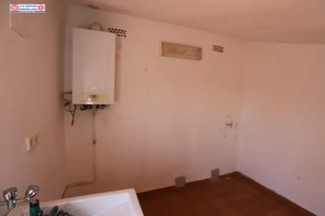 Ático de un dormitorio con aire acondicionado calefacción por  gas, baño y aseo, terraza exterior y plaza de garaje. — 19