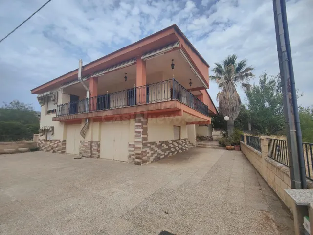 SE VENDE PRECIOSO CHALET FAMILIAR EN ONIL - ALICANTE