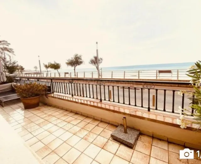 Espectacular Planta Baja con Gran Terraza y Vistas al Mar en