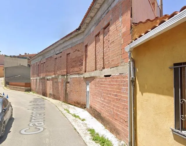 Edificio en obra parada de 7 viviendas en venta en Sant Hila - foto 2