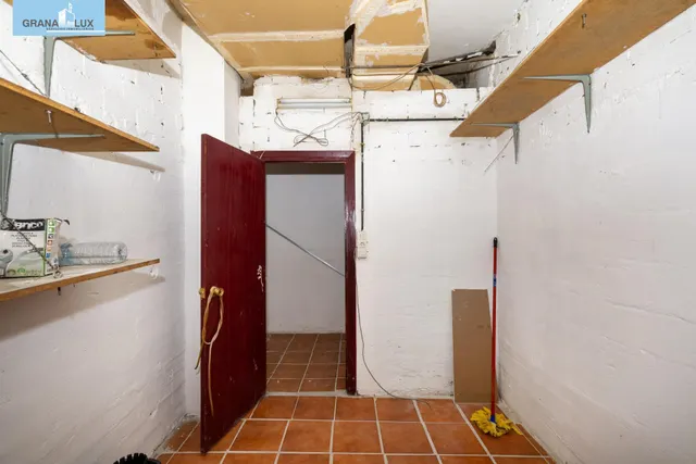 Local comercial junto a calle Alhamar. Ideal para oficina, despacho o almacén. Muy económico — 9