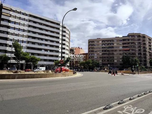 Interesante piso con plaza de garaje y trastero junto a Avenida Goya. — 27