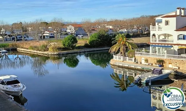 Apartamento renovado con vista al canal en Empuriabrava - foto 2