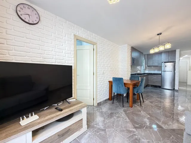 Apartamento reformado con vistas al mar con garaje incluido. 2 dorm. 1 baño. con superficie de 65 m2. playa a 100 metros. — 18