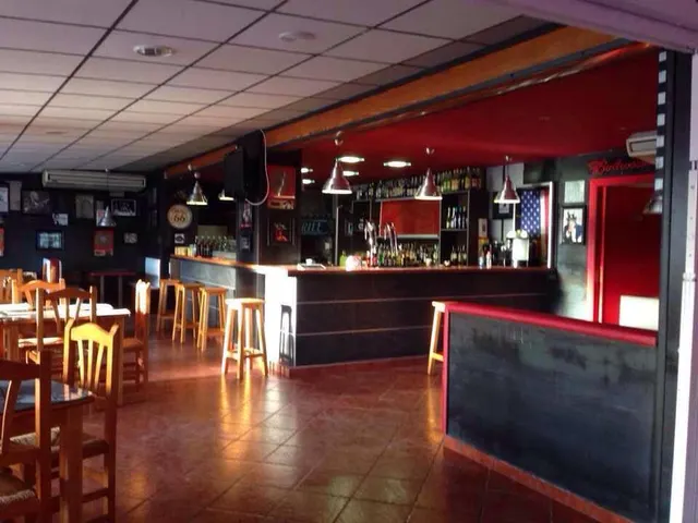PLENO CENTRO PLAYA DE GANDIA - LOCAL COMERCIAL - SE VENDE — 10