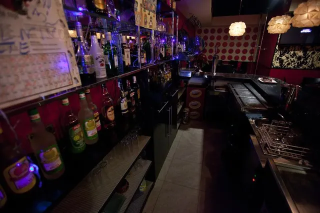 Pub en pleno funcionamiento en venta en Quintanar del Rey. — 26