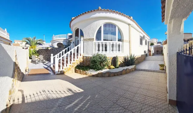 Encantadora villa con piscina privada, jardín y solárium en 