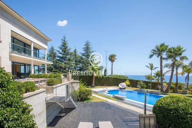 Exclusiva casa en venta con espectaculares vistas al mar y g