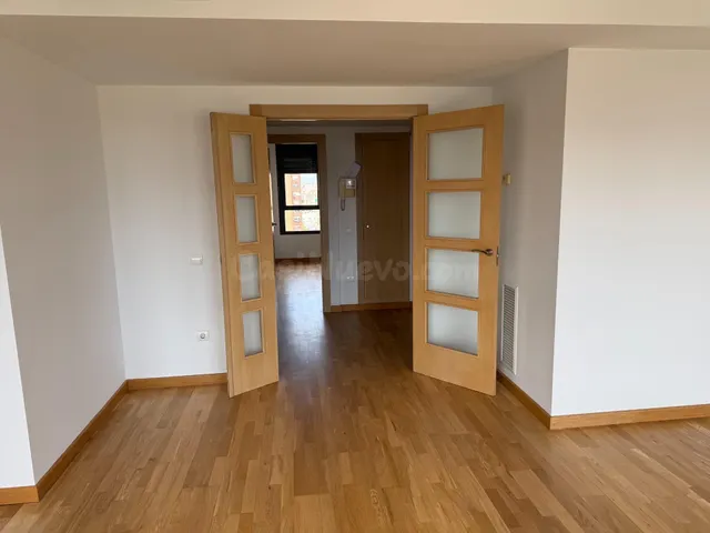 PISO EN VENTA CERCA DE ROIG ARENA - foto 2