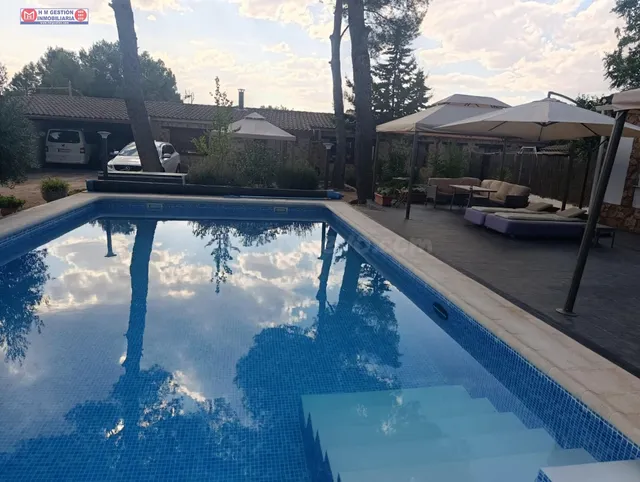 CHALET REFORMADO TOTALMENTE AMUEBLADO CON PISCINA Y PATIO DE - foto 2