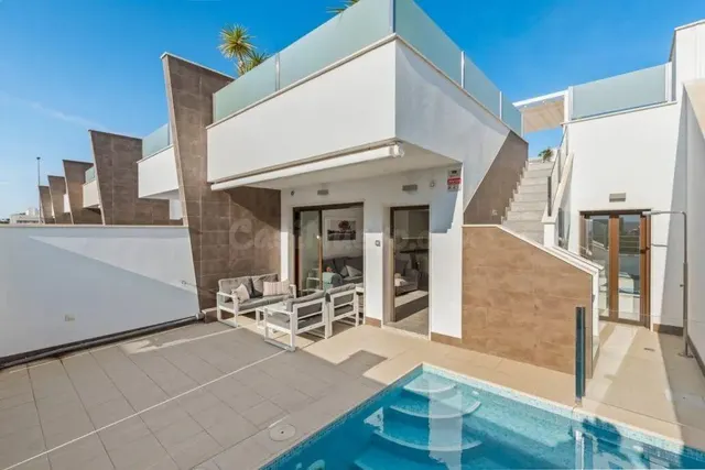 Moderna casa adosada de 3 dormitorios con piscina privada y 