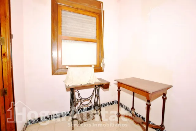 Amplia casa esquinera con terraza y trastero en el centro — 45