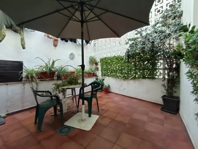 Bajo con patio privado y jardines comunitarios en la zona de