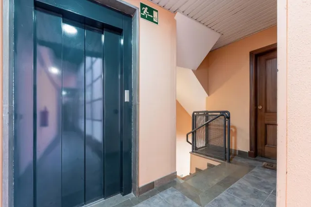 ¡Vive el Centro sin ruido! 180m2 construidos, 4 dormitorios, patio, garaje y trastero en calle Inocentes — 30