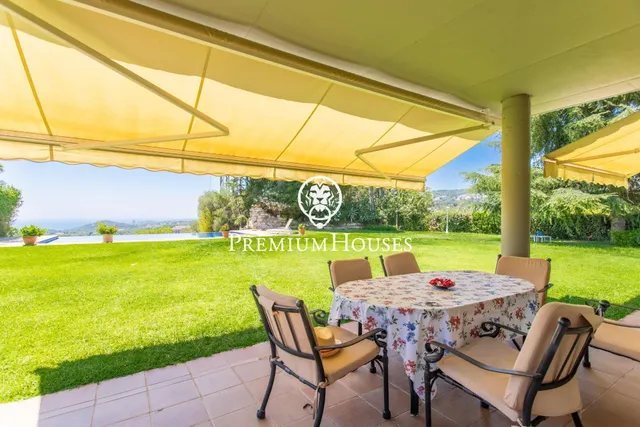 Exclusiva casa con jardín, piscina y espectaculares vistas al mar en Sant Andreu de Llavaneres — 9