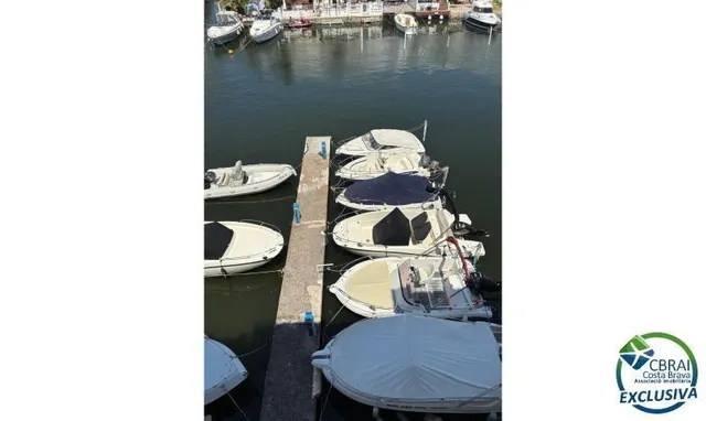 Bonito y moderno piso con vistas al canal y amarre de 2,5 x 5 m en Port Emporda, cerca de la playa y del centro de Empuriabrava — 15