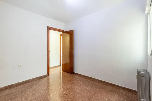 Piso con plaza de garaje cerrada junto a La Inmaculada, frente al río Genil. — 18