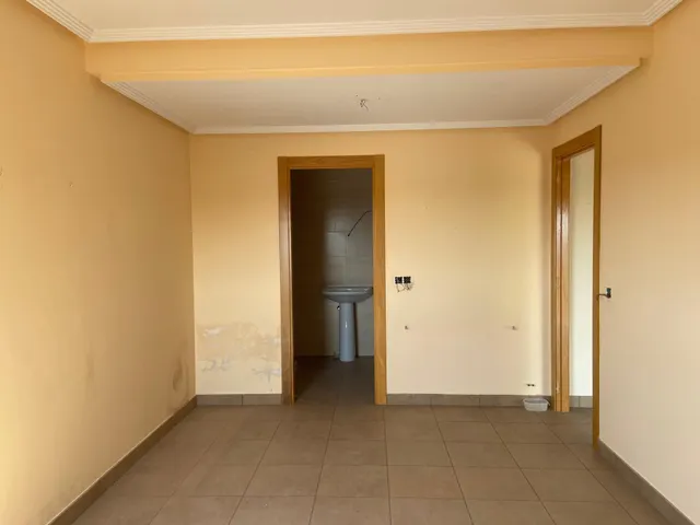 SE VENDE APARTAMENTO, COCINA, SALÓN, 2 HAB., 2 BAÑOS, ASCENSOR, TRASTERO, PLAZA DE GARAJE, NECESITA REFORMA. — 6