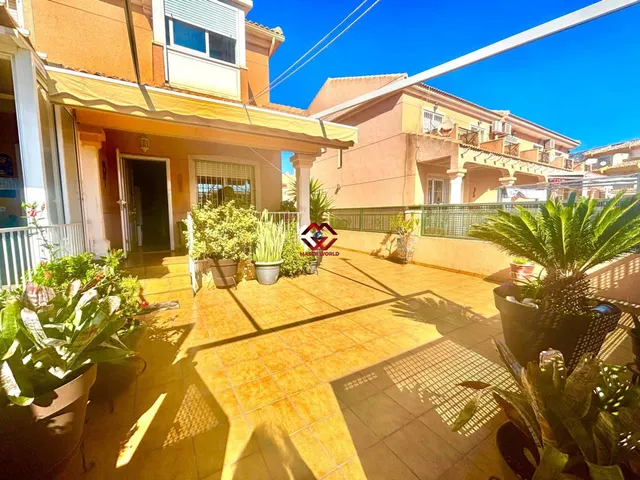 Chalet pareado esquinero con garaje y acceso directo a pisci - foto 4