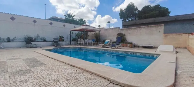 Chalet independiente con piscina y gran parcela en La Marina — 3
