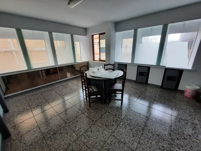 Casa esquinera, de 3 dormitorios, terraza, azotea. Dispone de 2 locales comenrciales. MUY CÉNTRICA — 12