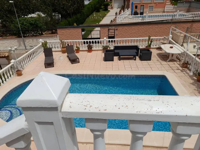 Se vende chalet con piscina privada en Los Balcones