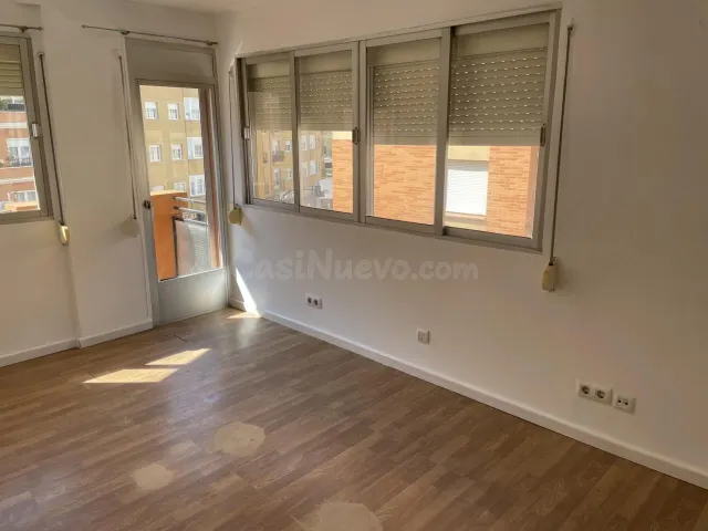 Se vende piso en plena Avenida Ricardo Carapeto de tres dorm - foto 2